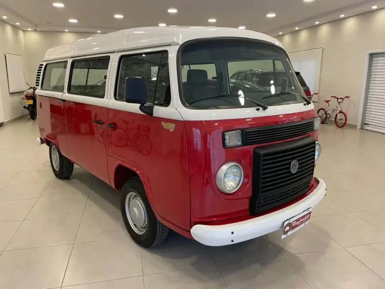 VW Kombi, na edio especial de 50 anos do modelo, fabricado em 2007