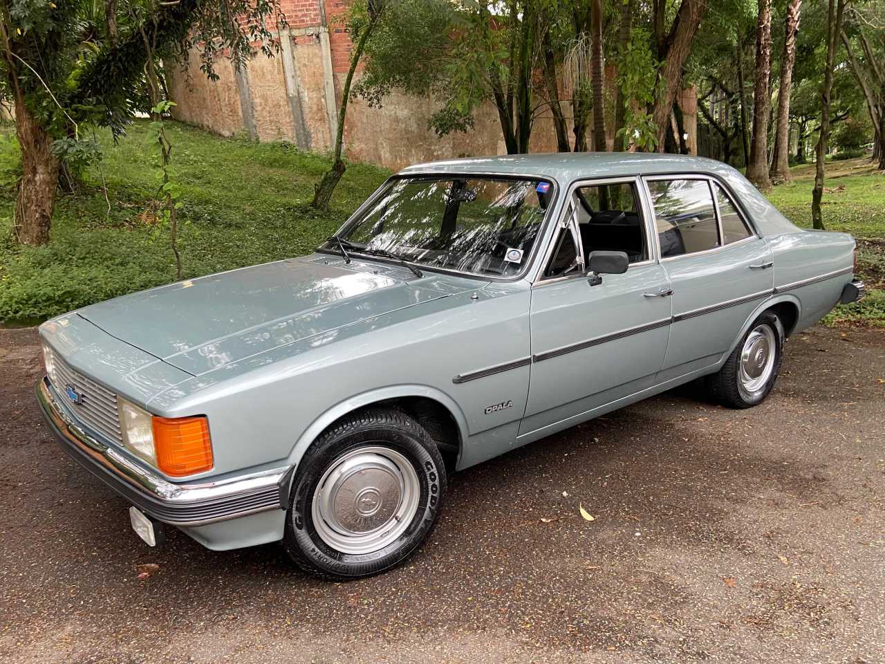 Chevrolet Opala Strandard de 1982 ainda conta com calotas cromadas, assim como os para-choques