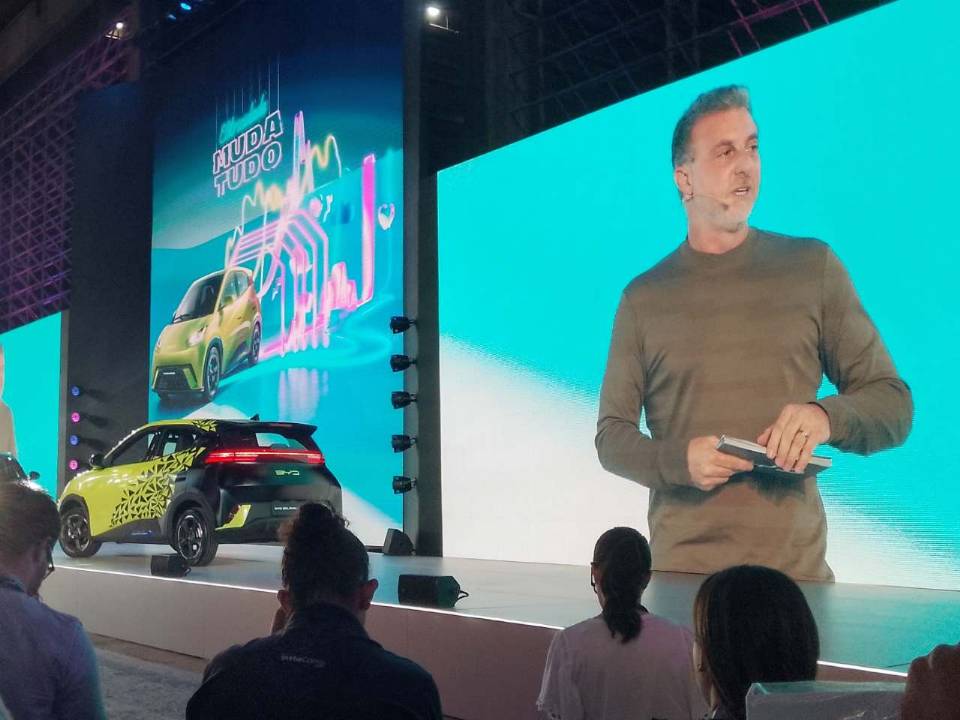 Apresentador Luciano Huck apresenta o BYD Dolphin Mini no lançamento, em São Paulo