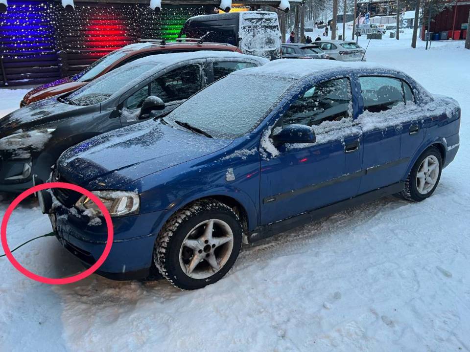 Veículo com aquecedor no radiador para a água do motor não congelar no frio extremo