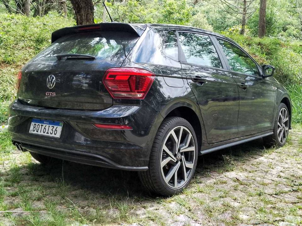 VW Polo GTS conta com dupla saída de escape na traseira e porta-malas que leva até 300 litros de bagagem