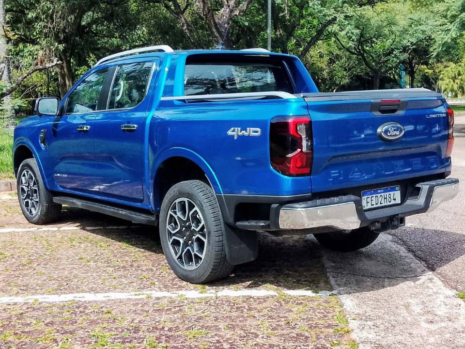 Ford Ranger Limited 2024:  lanternas full led na traseira e caçamba que  pode legar 1.250 litros, diz a fabricante