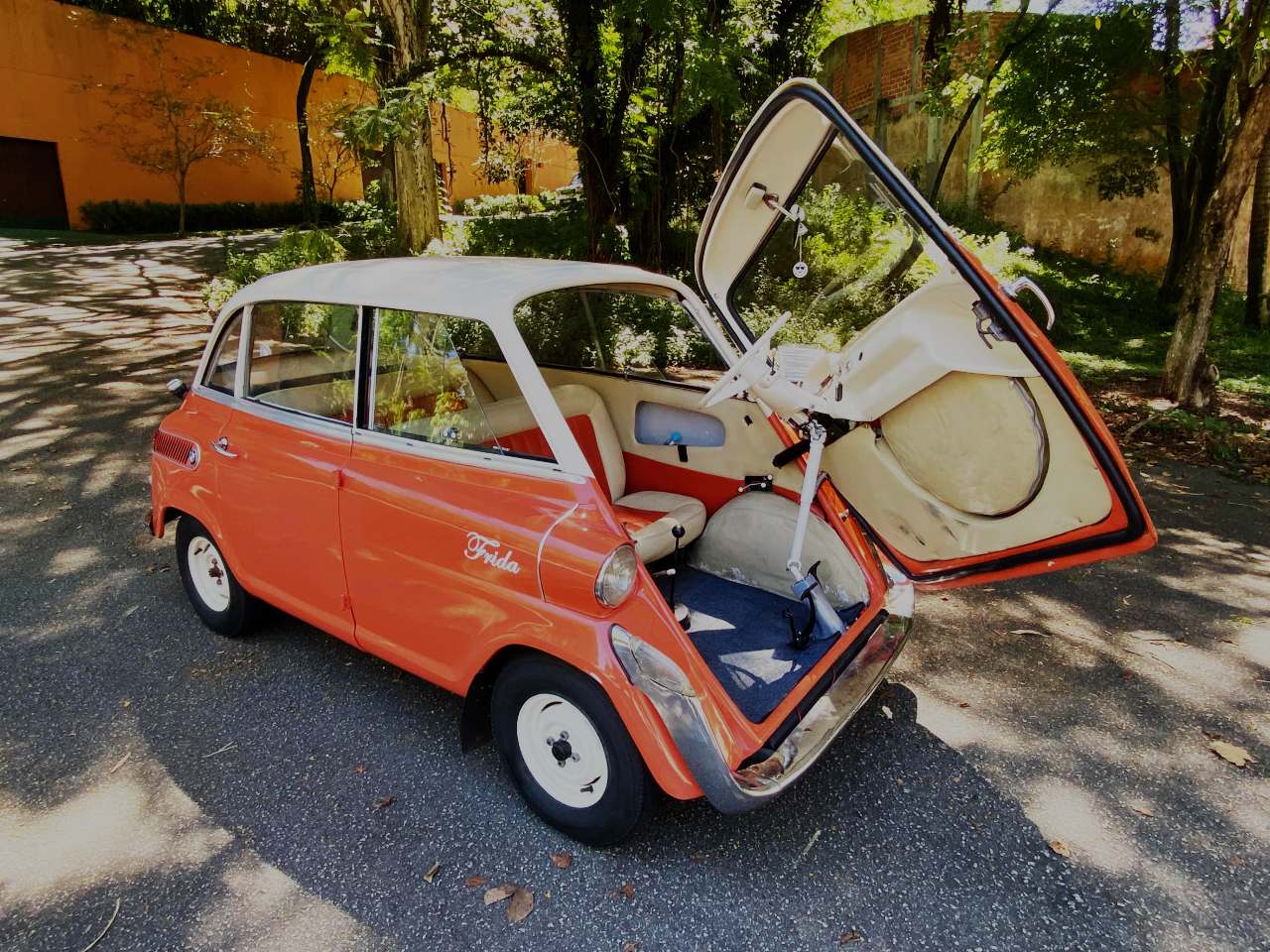 BMW Isetta 600 leva quatro ocupantes e gasta pouco combustvel pela baixa cilindrada do motor