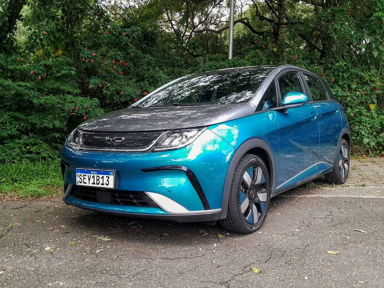 BYD Dolphin Plus pintado de azul, cinza e preto mostro bom desempenho, conforto e economia durante a avaliao