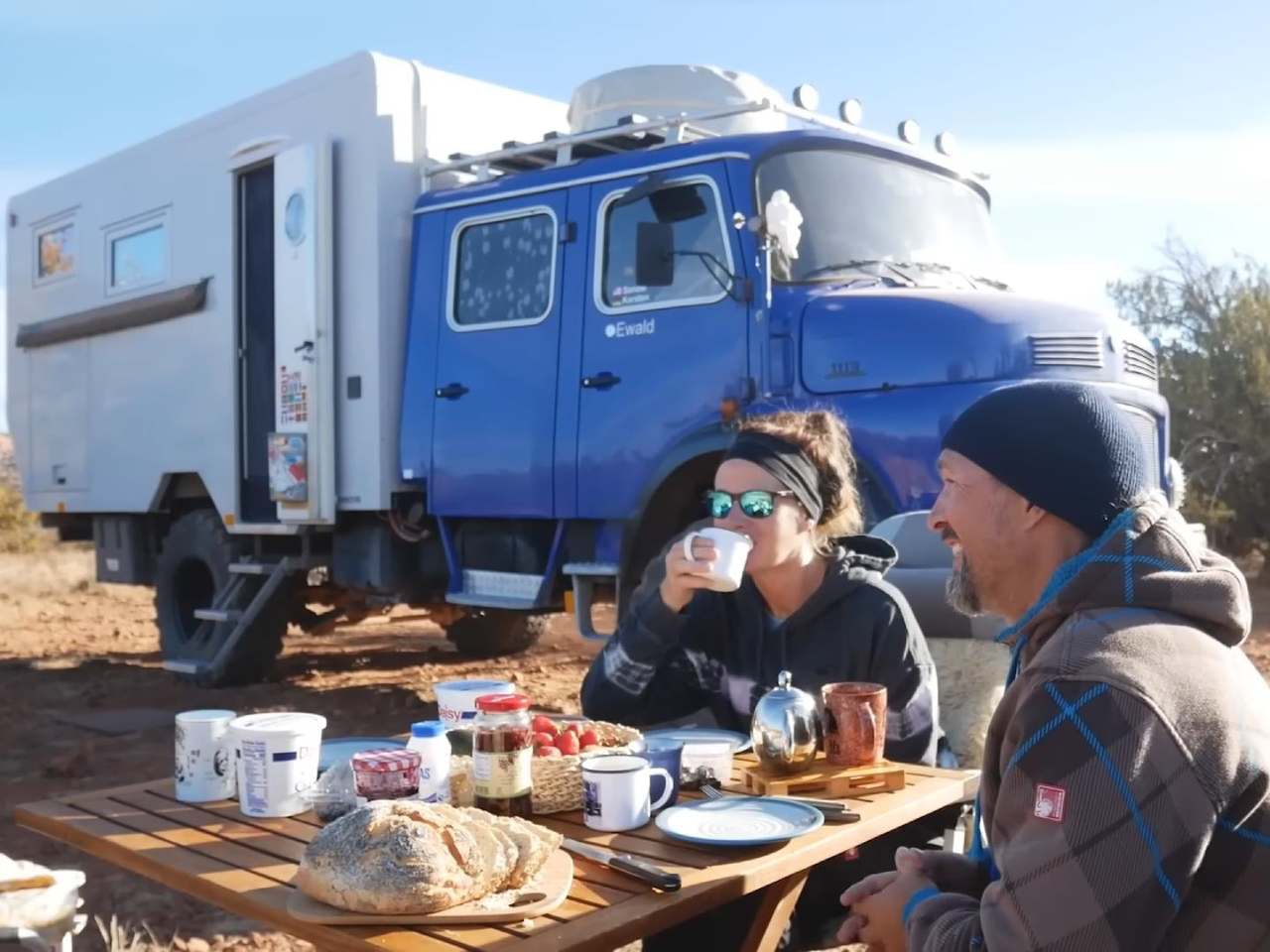 Casal transforma um caminho  da Mercedes em uma casa ambulante