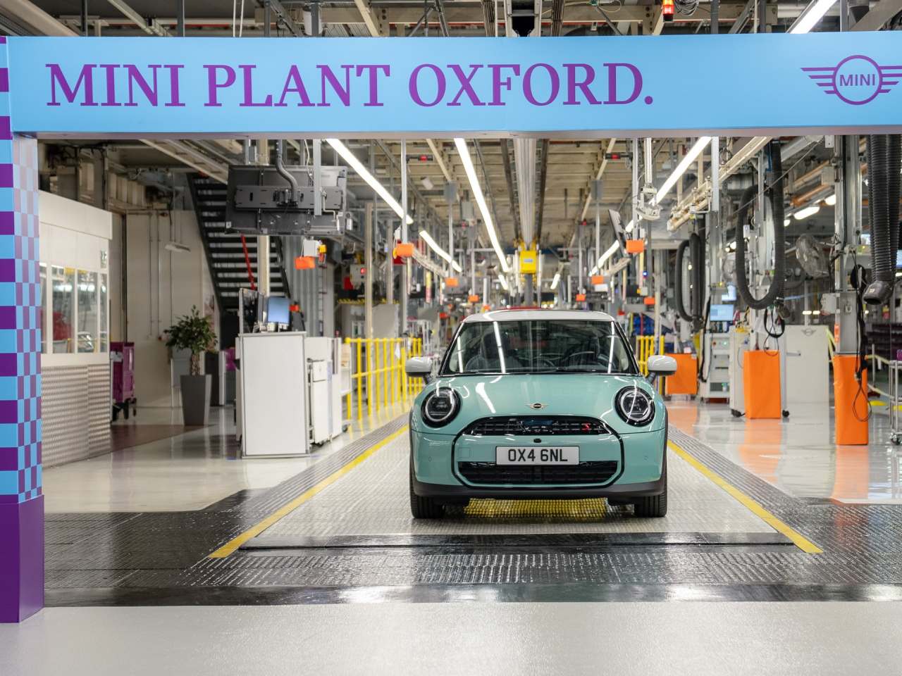 Mini Cooper da linha 2025 sai da linha de montagem em Oxford (Reino Unido), de onde ser?importado para o Brasil