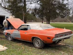 Raro Dodge Challenger conversvel ?achado depois de 44 anos de abandono