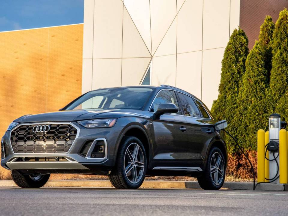 Audi Q5 híbrido plug in é um SUV que conta com boa autonomia, o que é bom para longas viagens