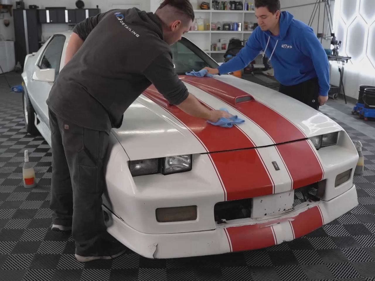 Chevrolet Camaro RS 1992 abandonado passa por uma lavagem depois de quase 20 anos