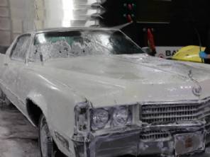 Cadillac abandonado em garagem ?lavado pela primeira vez em 40 anos