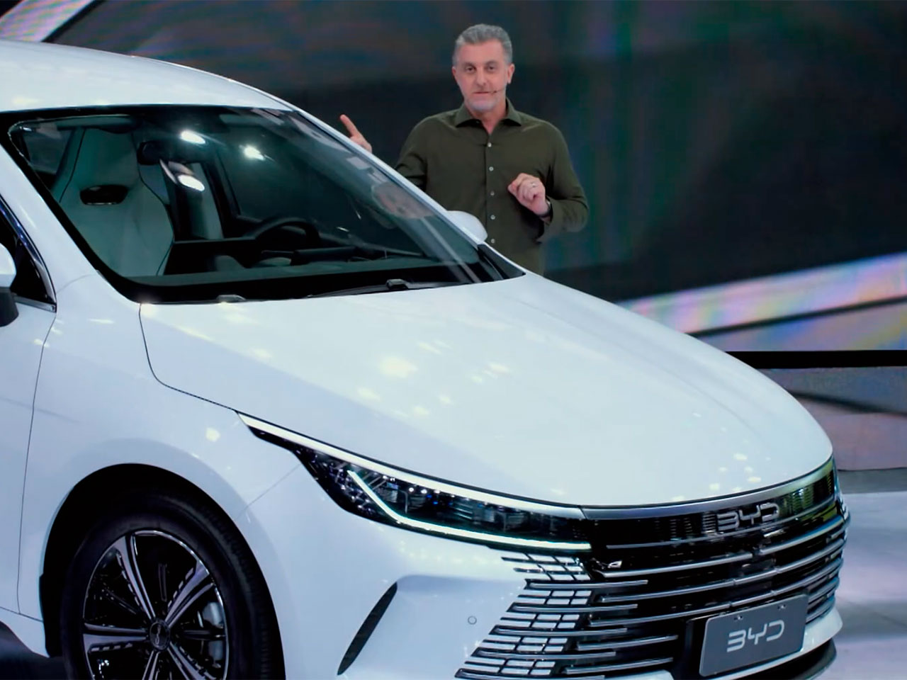 O apresentador Luciano Huck com o BYD King