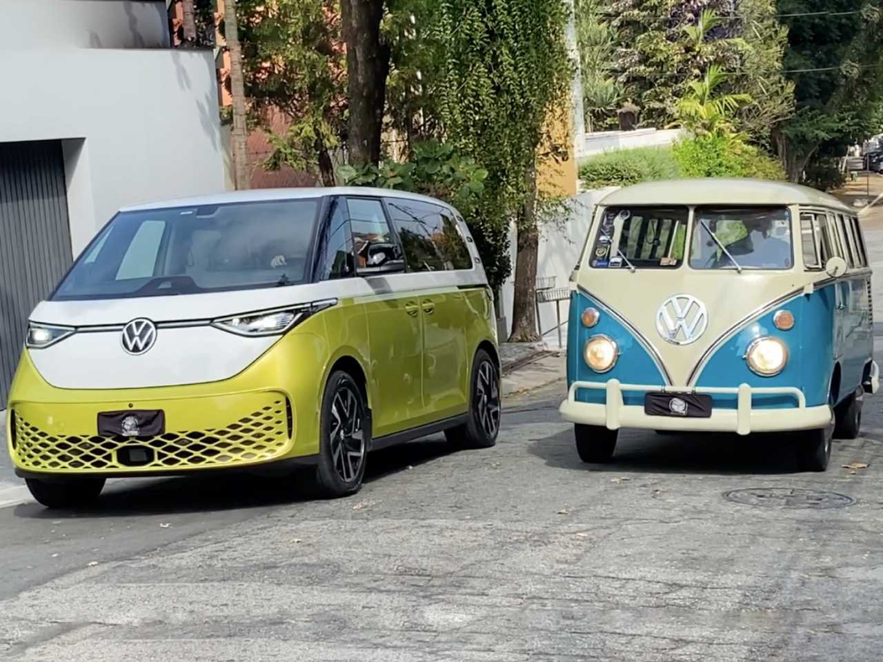 VW ID.Buzz eltrico ao lado da Kombi tradicional, cena que a marca alem?fez questo de divulgar sem cerimnia