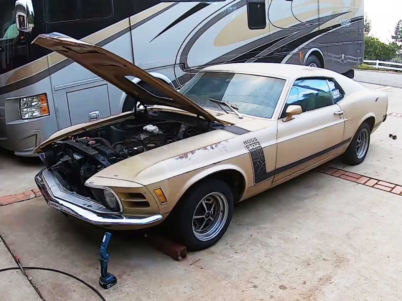 Ford Mustang Boss 302 1970 resgatado depois de trs dcadas abandonado