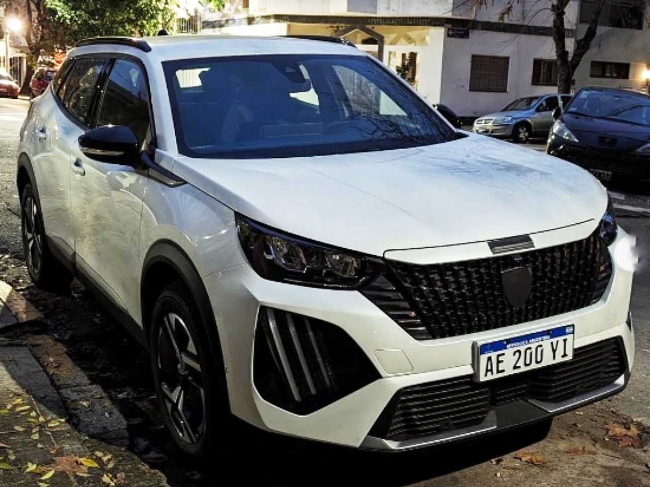 Peugeot 2008 renovado ?flagrado sem disfarces no Brasil, apenas com o logo da marca coberto