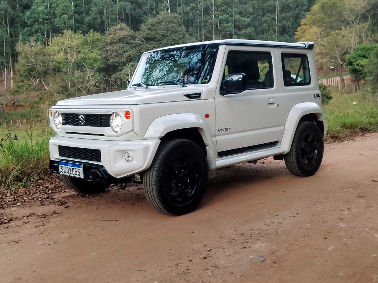 Suzuki Jimny Sierra 4Style: no h?nada igual hoje em dia to valente e pequeno para enfrentar trilhas na terra