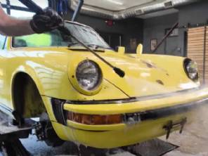 Porsche 911 Targa 78 abandonado h?20 anos ?lavado pela primeira vez