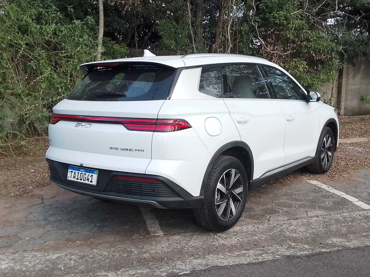 BYD Song Pro tem desenho moderno e pode levar ate 520 litros de bagagem no porta-malas