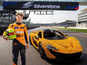 Lando Norris pilota McLaren P1 feita com 342 mil peas de Lego ; veja galeria